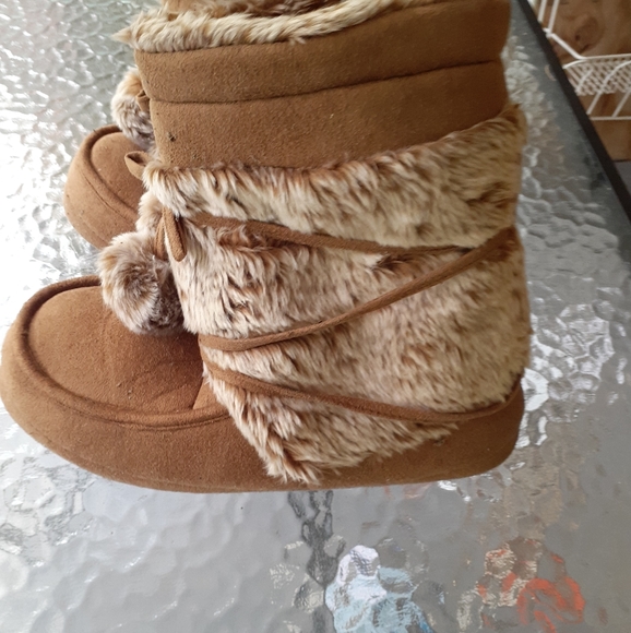 Brown and tan fuzzy comfortable boots - Picture 4 of 9